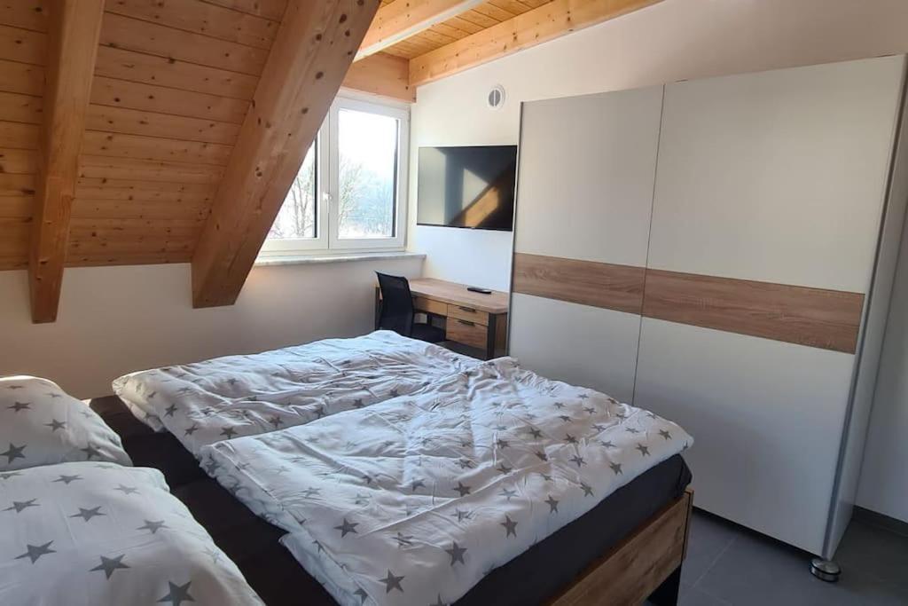 Moderne Ferienunterkunft/Wohnung Burgthann Esterno foto